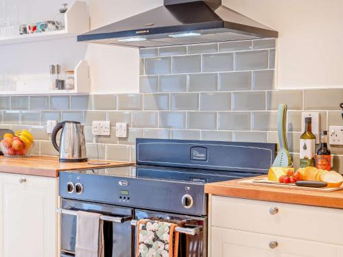 Кухня или мини-кухня в 2 Bed in Bishopstone 93489
