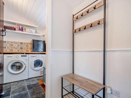 Кухня или мини-кухня в 2 Bed in Bishopstone 93489
