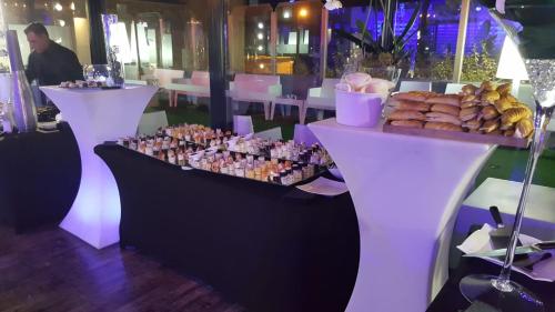 Makanan di atau berdekatan hotel