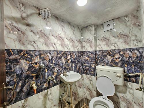 Koupelna v ubytování Hotel Shikhar Inn