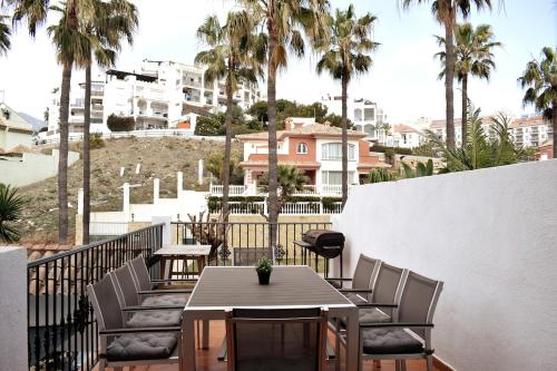 Stunning attached house with shared pool, 3' to the beach