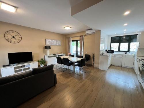 Stunning attached house with shared pool, 3' to the beach