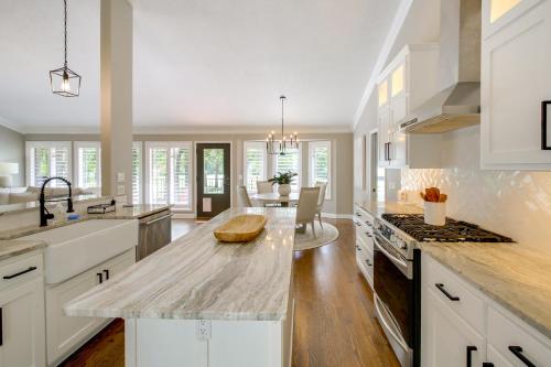 Η κουζίνα ή μικρή κουζίνα στο Golf Course View Elegant Hot Springs Village Home
