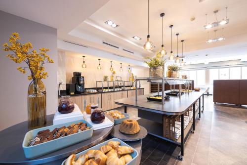 a bakery with a bunch of different types of bread at Leonardo Vienna Westbahnhof in Vienna