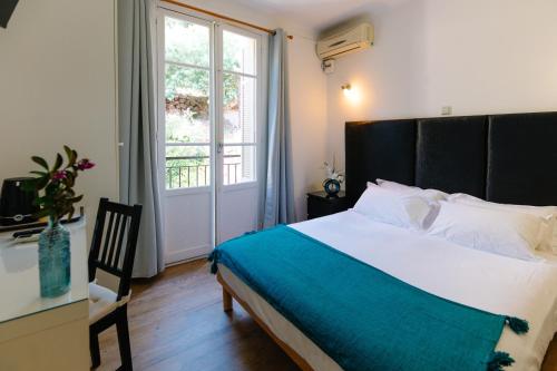 a bedroom with a bed and a desk and a window at Le Vaita in Porto Ota