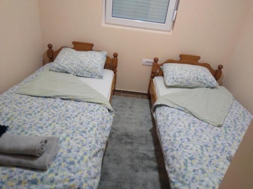 Giường trong phòng chung tại Apartman Petko