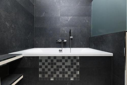 Ένα μπάνιο στο Aparthotel Miodowa 25