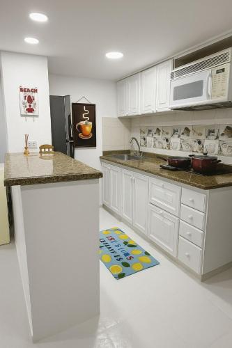 Η κουζίνα ή μικρή κουζίνα στο Coral APTS Al Frente de la playa