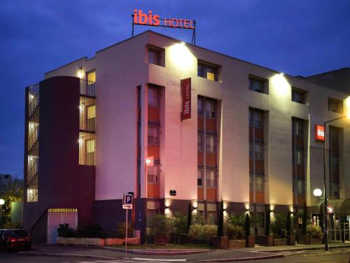 a building with a tds hotel sign on top of it at ibis Lyon Gerland Merieux in Lyon