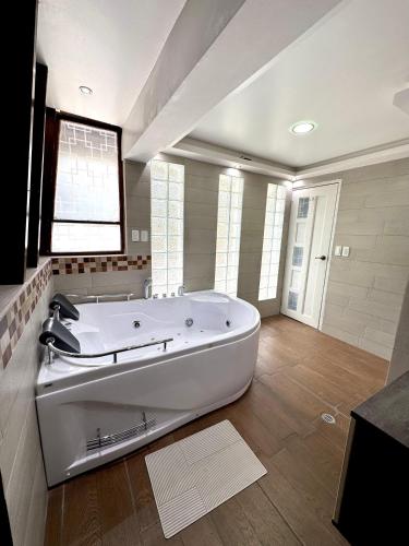 Ein Badezimmer in der Unterkunft Casa familiar en centro de Quito