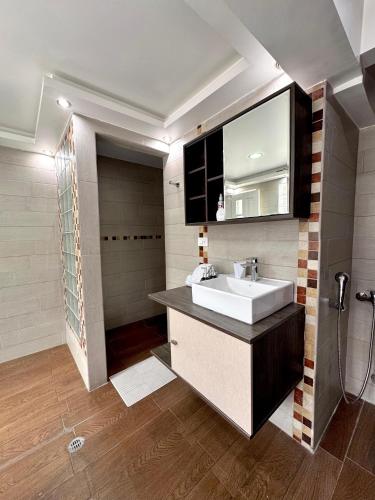 a bathroom with a sink and a mirror at Casa familiar en centro de Quito in Quito