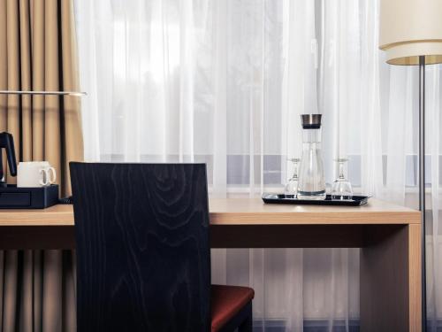 a table with a blender on a table with a window at Mercure Hotel Düsseldorf Neuss in Neuss