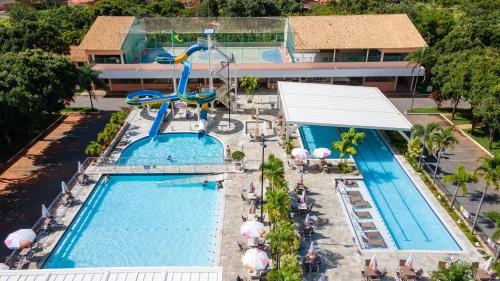 an overhead view of a pool at a resort at diRoma Fiori direto com o Grupo diRoma com acesso ao Acqua Park e Café da manhã in Caldas Novas