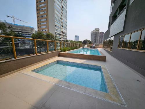 zwei Schwimmbäder auf einem Balkon eines Gebäudes in der Unterkunft Apto novo e aconchegante ao lado do Allianz in São Paulo