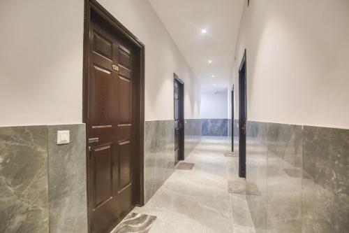 LālewālHotel O Ravi Hotel & Banquet的大楼内带大木门的走廊