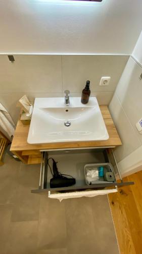 a white sink in a bathroom with a counter at Modernes Apartment am Traunsee - See, Berge, Fitness & Parkplatz in Altmünster