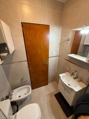 a bathroom with a toilet and a sink at Dpto Santiago Centro in Resistencia