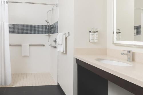Ein Badezimmer in der Unterkunft Staybridge Suites Denver - Central Park by IHG