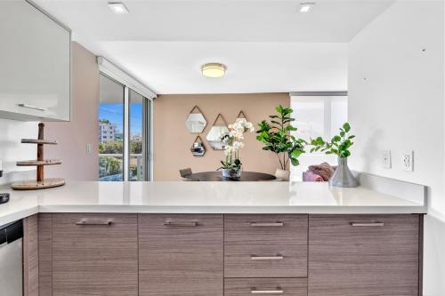 Η κουζίνα ή μικρή κουζίνα στο Waterfront Luxury Kosher Condo with Rooftop Pool, Bay Harbor Islands