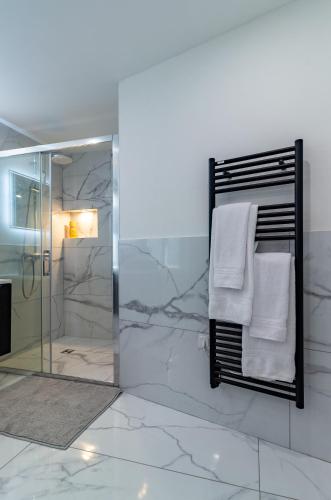 a bathroom with a towel rack and a mirror at Siloé - Balnéo - Stationnement gratuit dans la rue- Gare 10 min à pied in Troyes