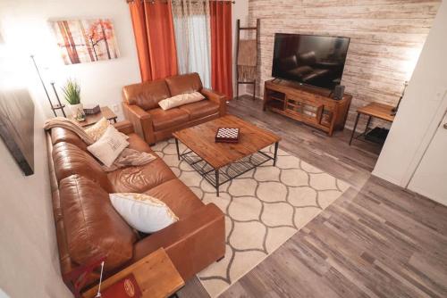 Ruang duduk di Ashley's Charming Chalet