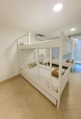 Ένα ή περισσότερα κρεβάτια σε δωμάτιο στο Coral APTS Al Frente de la playa