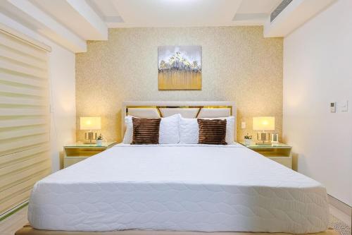 Ένα ή περισσότερα κρεβάτια σε δωμάτιο στο Cozy 2BR Condo, Spectacular Rooftop