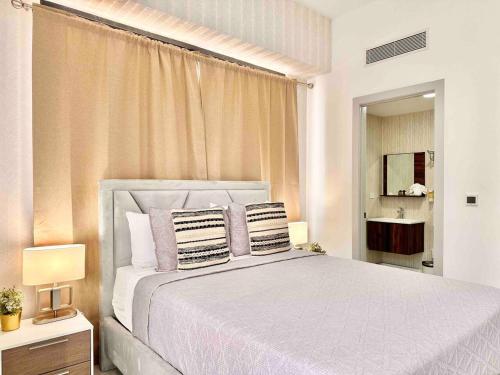 เตียงในห้องที่ Upscale Centric Apt, City Views