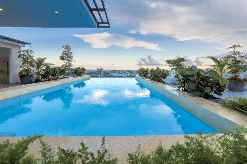 สระว่ายน้ำที่อยู่ใกล้ ๆ หรือใน Upscale Centric Apt, City Views