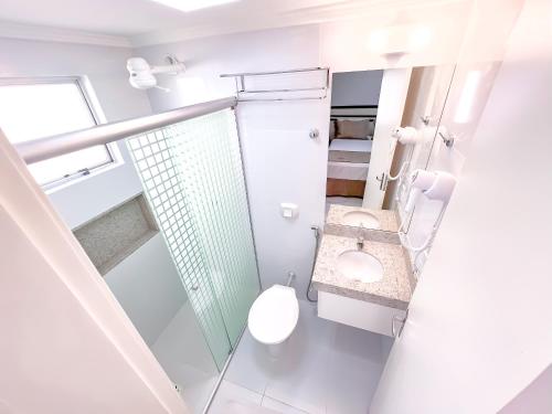 un baño con inodoro y lavabo en diRoma Resort direto com o Grupo diRoma com acesso ao Acqua Park e Café da manhã, en Caldas Novas