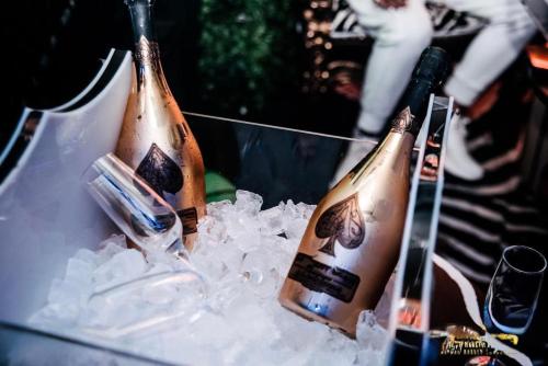 Un par de botellas de champán sobre hielo en Villa on the East-Party House, en Boksburg