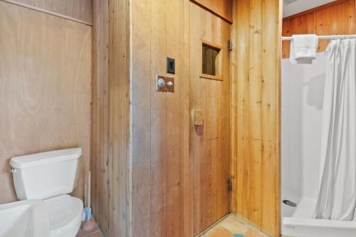 a bathroom with a white toilet and a shower at Stunning Mountain Getaway with Open Concept Design in Blue Mountains
