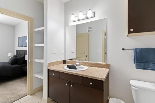 Bilik mandi di Comfy 2BR in Mid-Rise Perfect for Groups