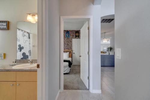 基西米Disney Getaway Pool Gated Resort Near Parks的带水槽的浴室和卧室