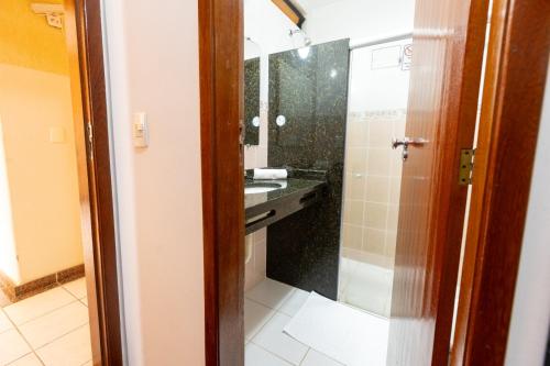 Ένα μπάνιο στο Hotel Minas Tower Leopoldina By Samba