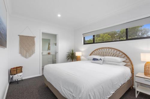 Postel nebo postele na pokoji v ubytování The Whale Pod - Serene Family Retreat