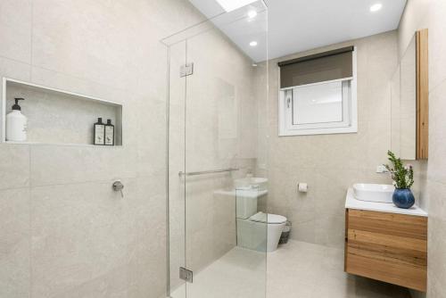 Ένα μπάνιο στο MAVI BEACH HOUSE - Stylish home opposite beach