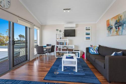 BAY BLISS CABIN - set in a popular caravan park