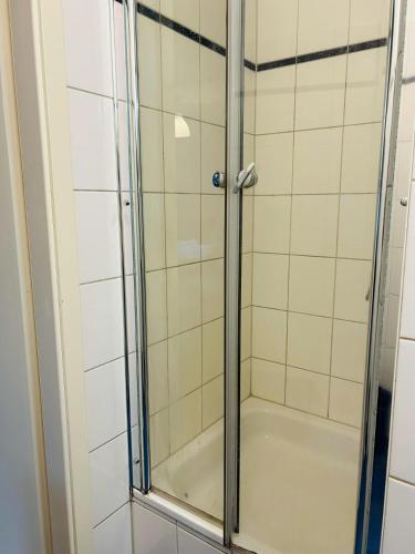 a shower with a glass door in a bathroom at Studio mit 2 Einzelbetten, Bad Kleinen in Bad Kleinen