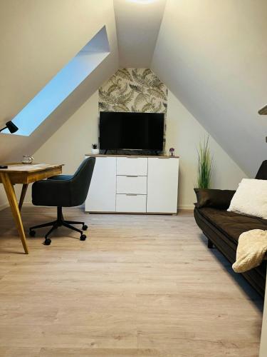 a living room with a couch and a television at Komfort-Doppelhaus, 3 Schlafzimmer, Jesendorf in Jesendorf