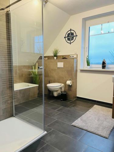 a bathroom with a shower and a toilet and a sink at Komfort-Doppelhaus, 3 Schlafzimmer, Jesendorf in Jesendorf