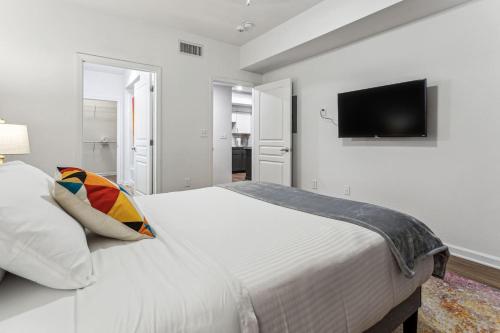 Μια τηλεόραση ή/και κέντρο ψυχαγωγίας στο 2 BD Luxe Oasis, Near The Star and Shops