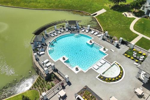 Πισίνα στο ή κοντά στο 2 BD Luxe Oasis, Near The Star and Shops