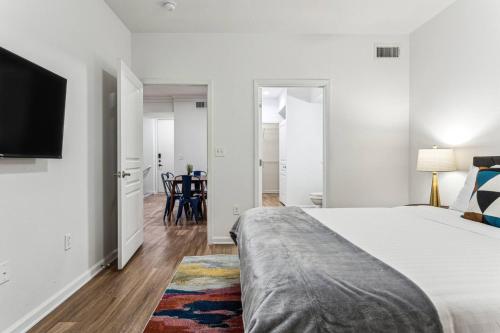 Ένα ή περισσότερα κρεβάτια σε δωμάτιο στο 2 BD Luxe Oasis, Near The Star and Shops