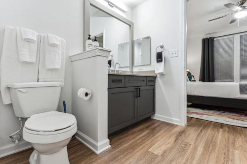 Ένα μπάνιο στο 2 BD Luxe Oasis, Near The Star and Shops