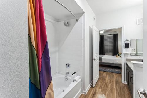 Ένα μπάνιο στο 2 BD Luxe Oasis, Near The Star and Shops