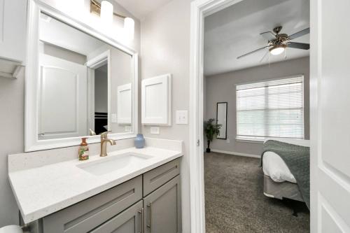 Vannituba majutusasutuses LUX Resort Inspired 2BR Near Houston Pool Gym