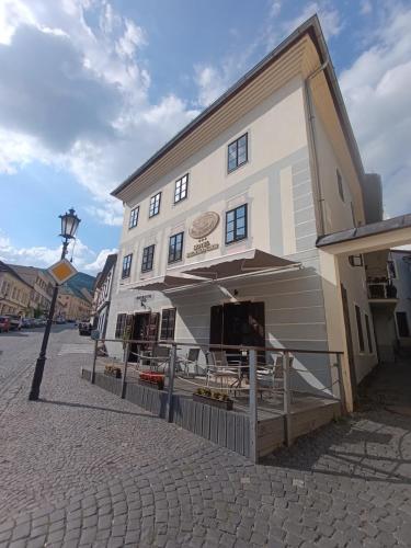 a building on a street next to a sidewalk at Hotel Salamander - Garni in Banská Štiavnica