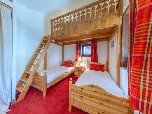 - 2 lits superposés dans un dortoir avec une échelle dans l'établissement Duplex 3 pièces avec wifi et parking, 6 pers., au pied des pistes à Val-d'Isère - FR-1-694-422, à Val dʼIsère