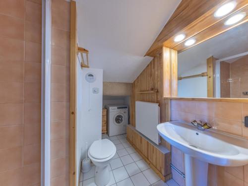 une salle de bain avec un lavabo et des toilettes dans l'établissement Duplex 3 pièces avec wifi et parking, 6 pers., au pied des pistes à Val-d'Isère - FR-1-694-422, à Val dʼIsère